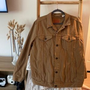 Brown Levi’s trucker denim jacket